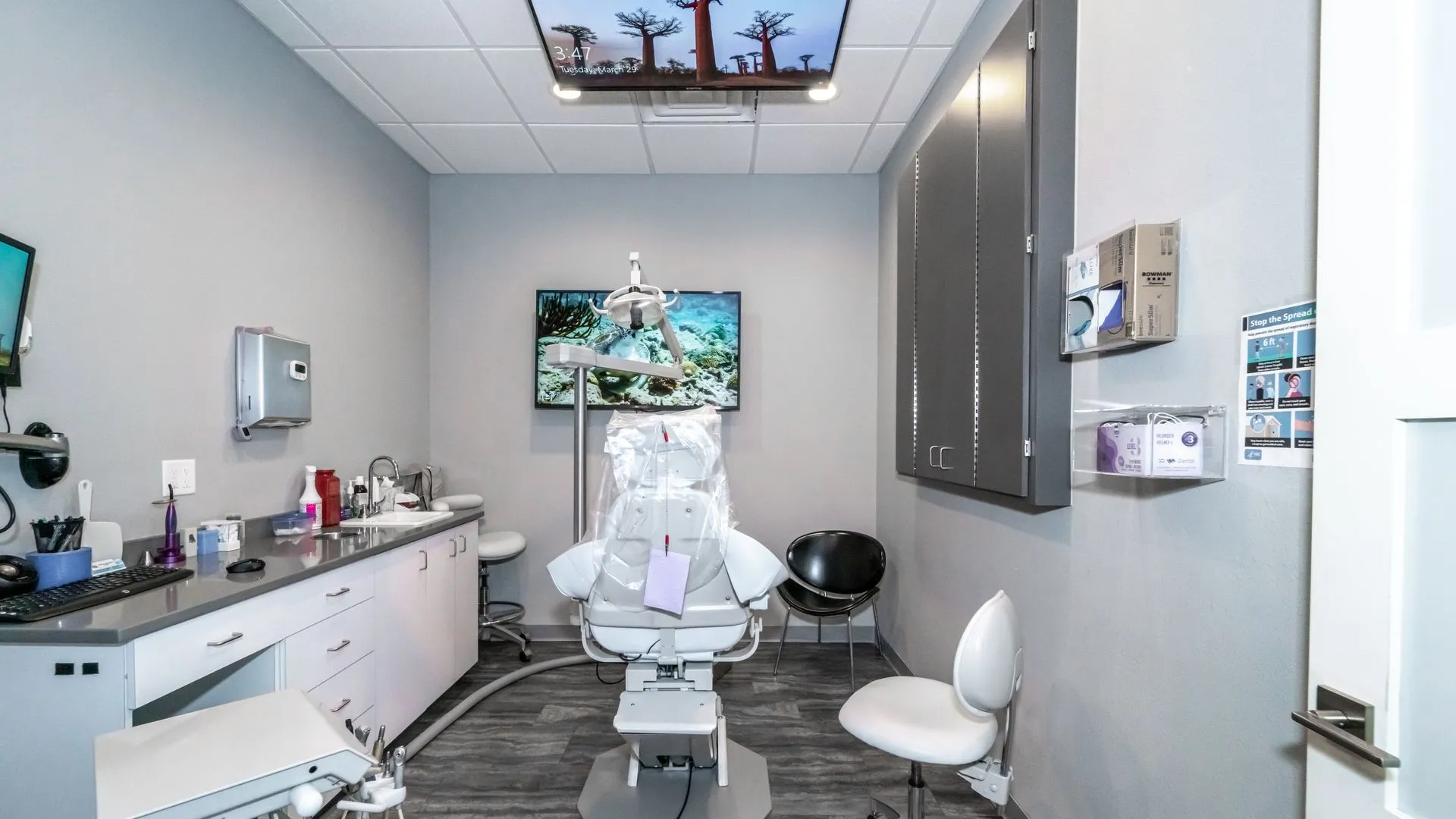 Dental treatment room with an illuminated ceiling panel